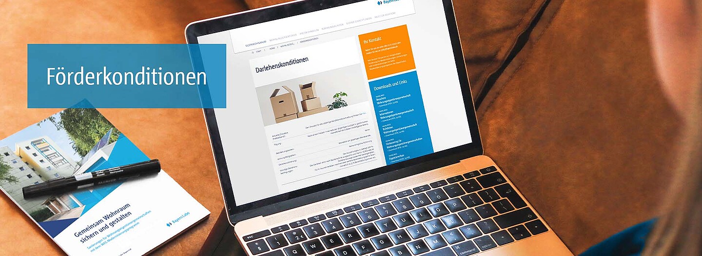 Förderkonditionen des Modernisierungsprogramms für Wohnungseigentümergemeinschaften | BayernLabo WEG-Broschüre und -Website auf Laptop: Darlehenskonditionen für Wohnungseigentümergemeinschaften