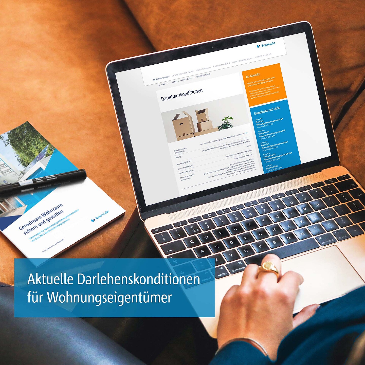 Aktuelle Darlehenskonditionen des WEG-Modernisierungsprogramms | BayernLabo WEG-Website auf Laptop und WEG-Broschüre: Aktuelle Darlehenskonditionen des Modernisierungsprogramms.