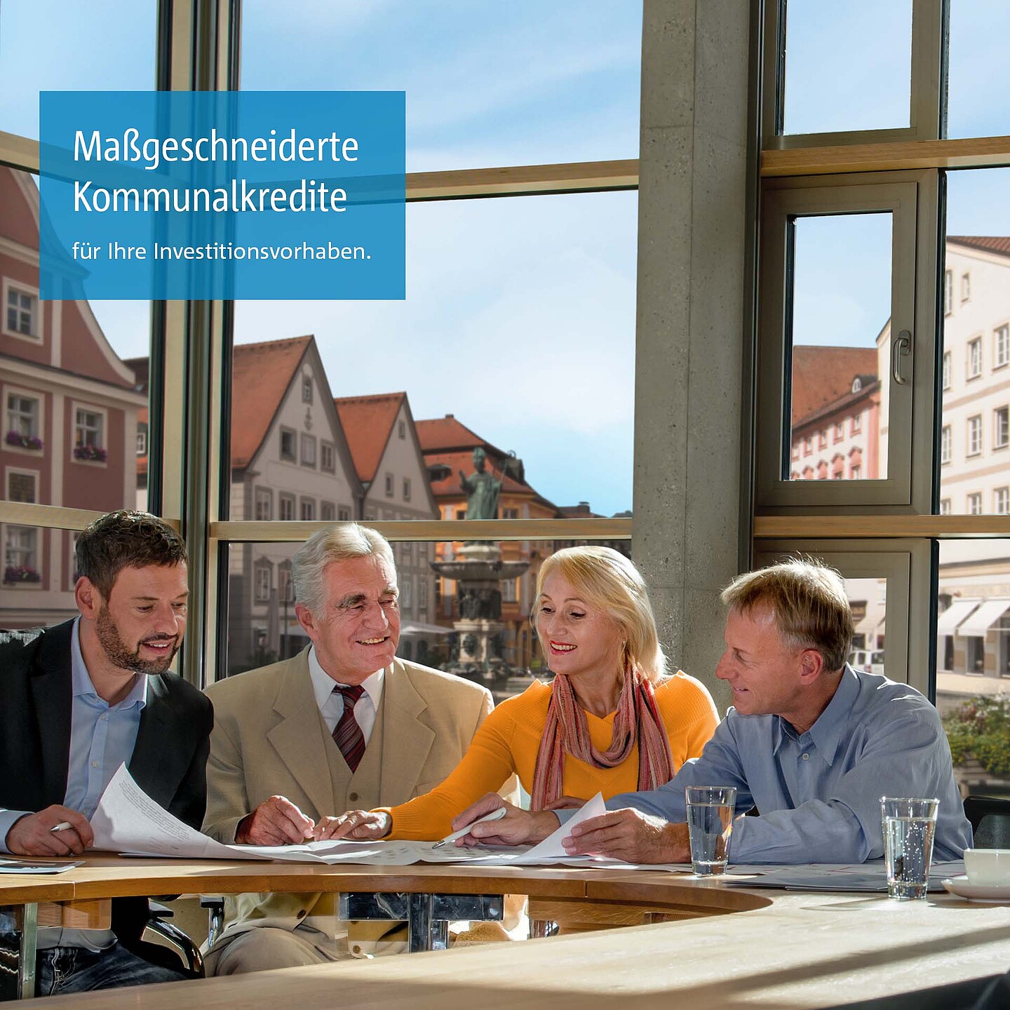 Kommunalkunden der BayernLabo beraten sich in Konferenzraum zu Kommunalkrediten.