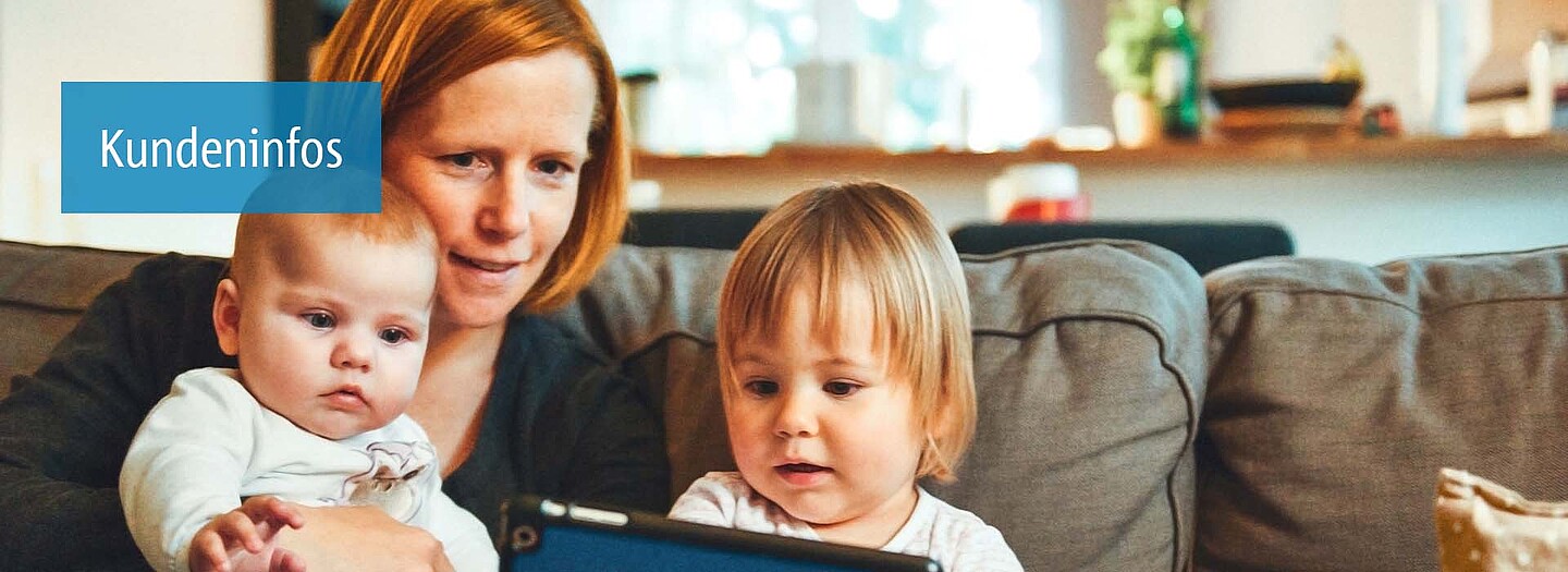Downloads und Kundeninformationen Baufinanzierung | BayernLabo Familie erhält Informationen zur Baufinanzierung durch die BayernLabo.