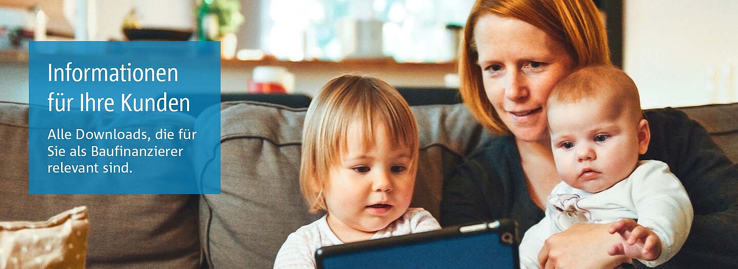 Bannerbild Downloadcenter Baufinanzierung | BayernLabo Familie im Eigenheim erhält Kundeninformation zur Baufinanzierung durch die BayernLabo.