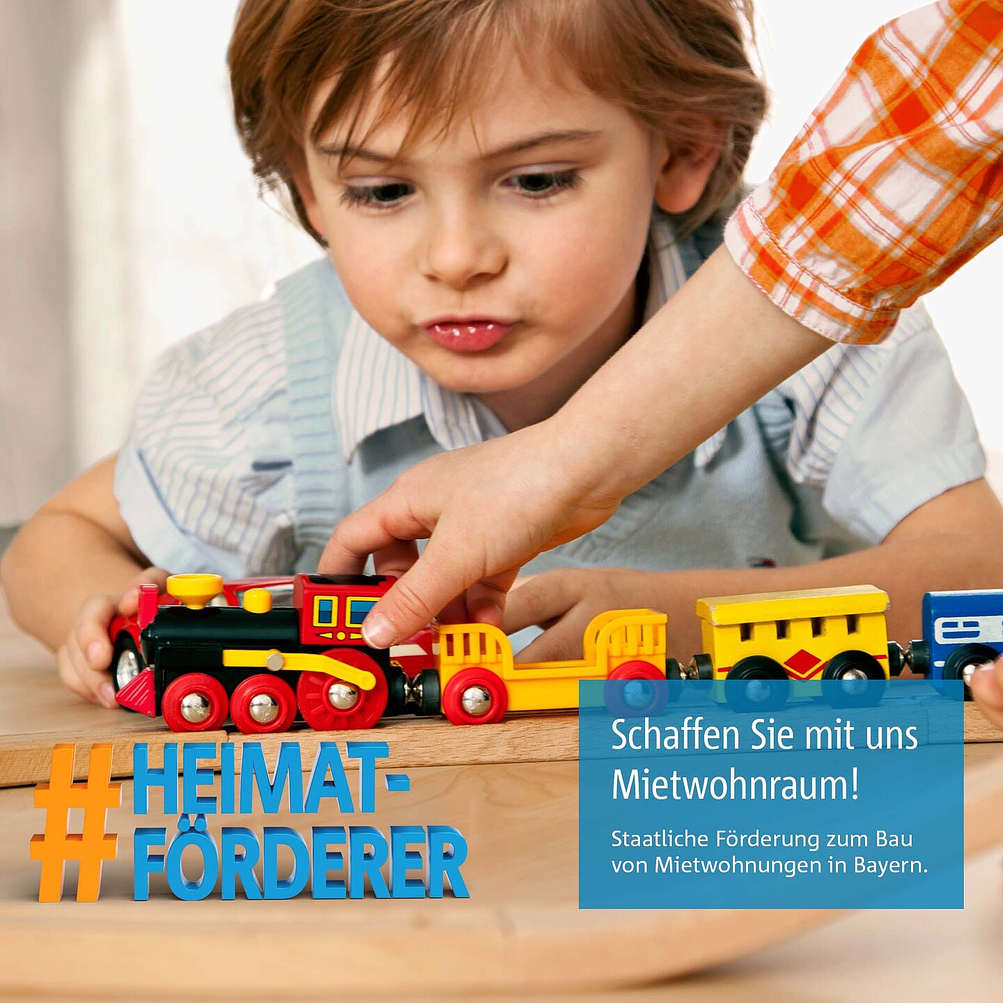 Staatliche Förderung zum Bau von Mietwohnungen | BayernLabo Kind mit Spielzeug: Förderprogramme zur Finanzierung von Mietwohnraum