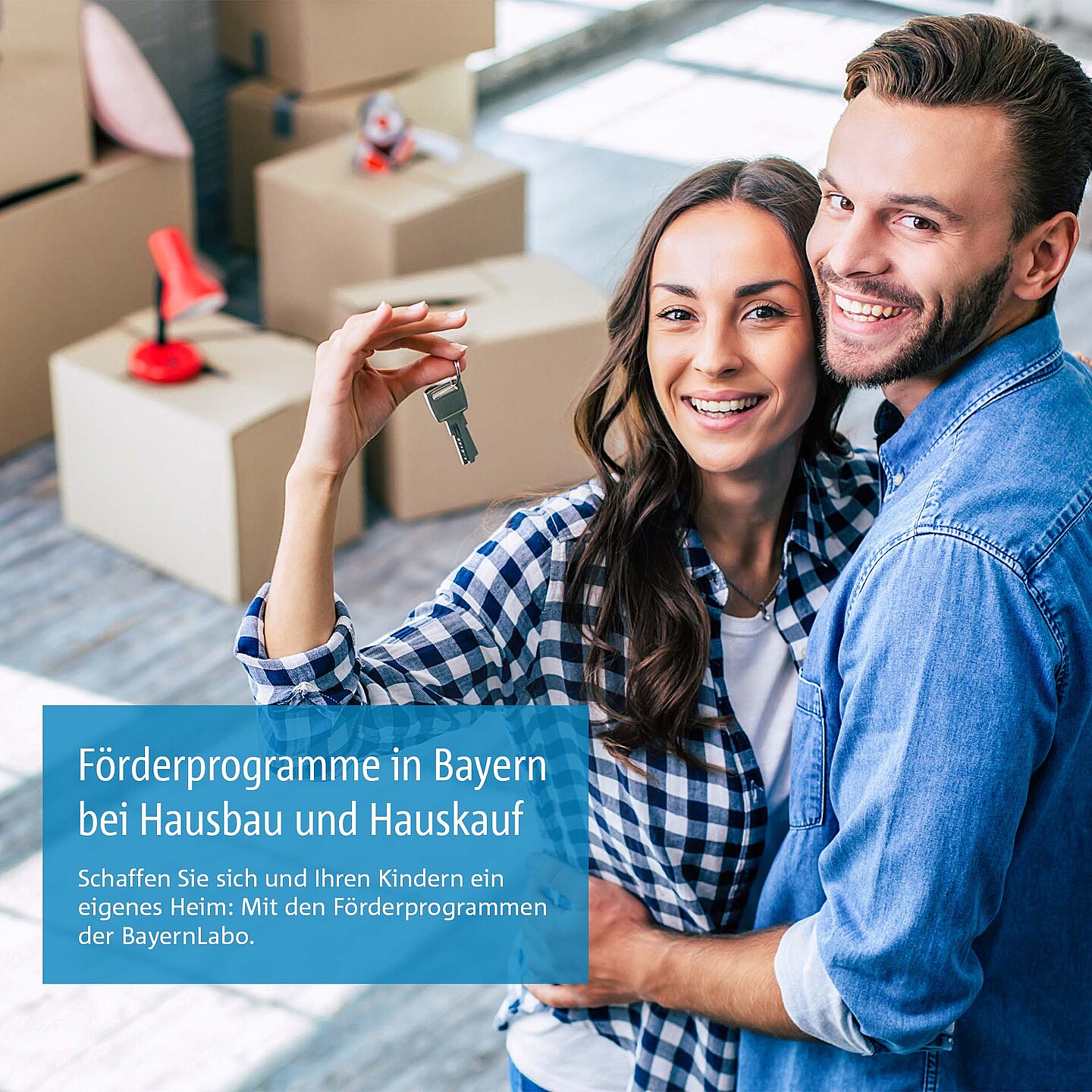 Förderprogramme in Bayern bei Hausbau und Hauskauf | BayernLabo Junges Paar im Eigenheim, finanziert durch Förderprogramme der BayernLabo.
