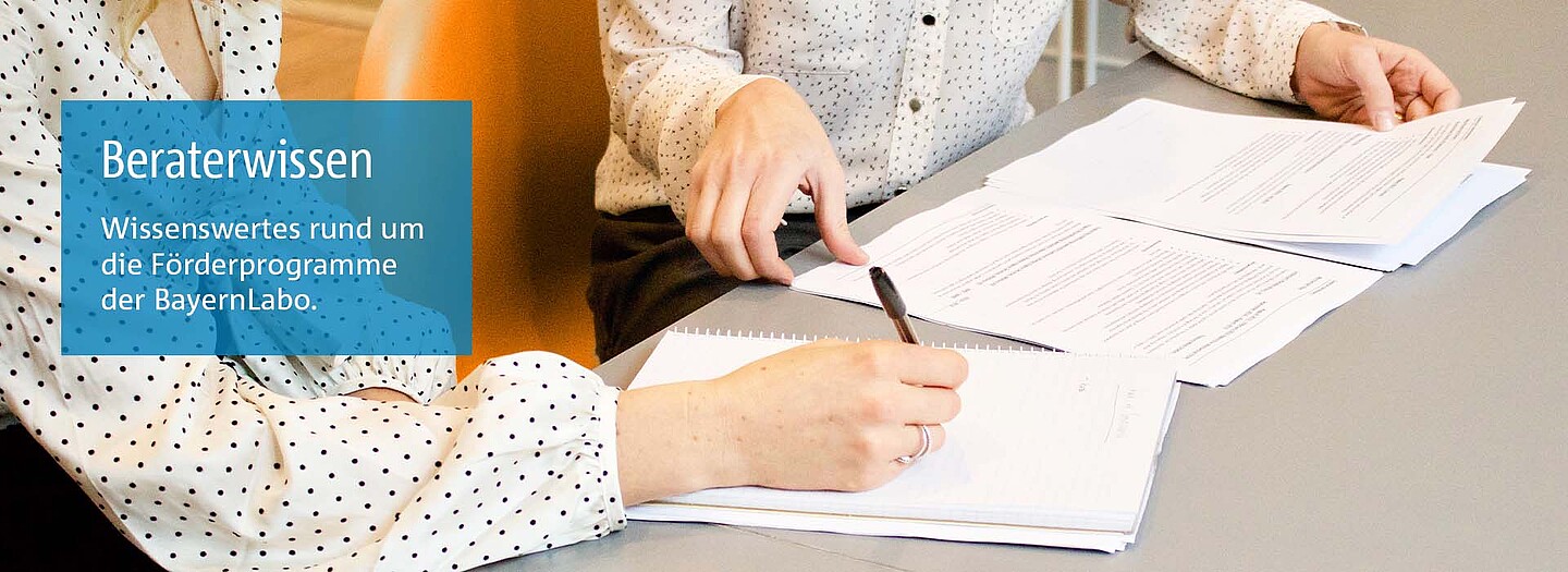 Bannerbild Förderwissen Baufinanzierung | BayernLabo Beratungsgespräch zur Baufinanzierung mit Förderprogrammen der BayernLabo.