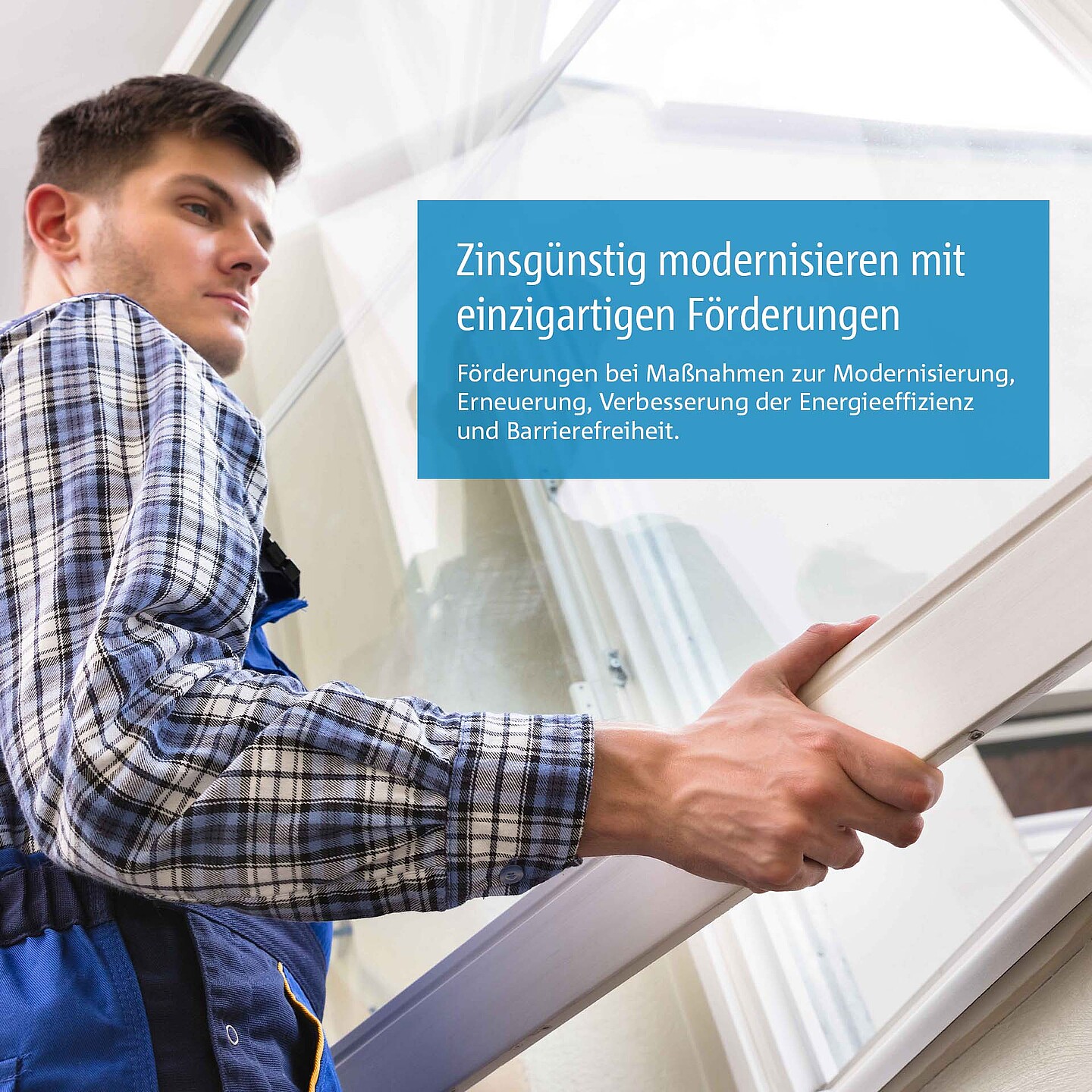 Staatliche Förderungen zur Modernisierung für Wohnungseigentümergemeinschaften | BayernLabo Handwerker setzt Fenster ein: Energetische Sanierung und nichtenergetische Maßnahmenförderung mit dem einzigartigen WEG-Modernisierungsprogramm der BayernLabo.