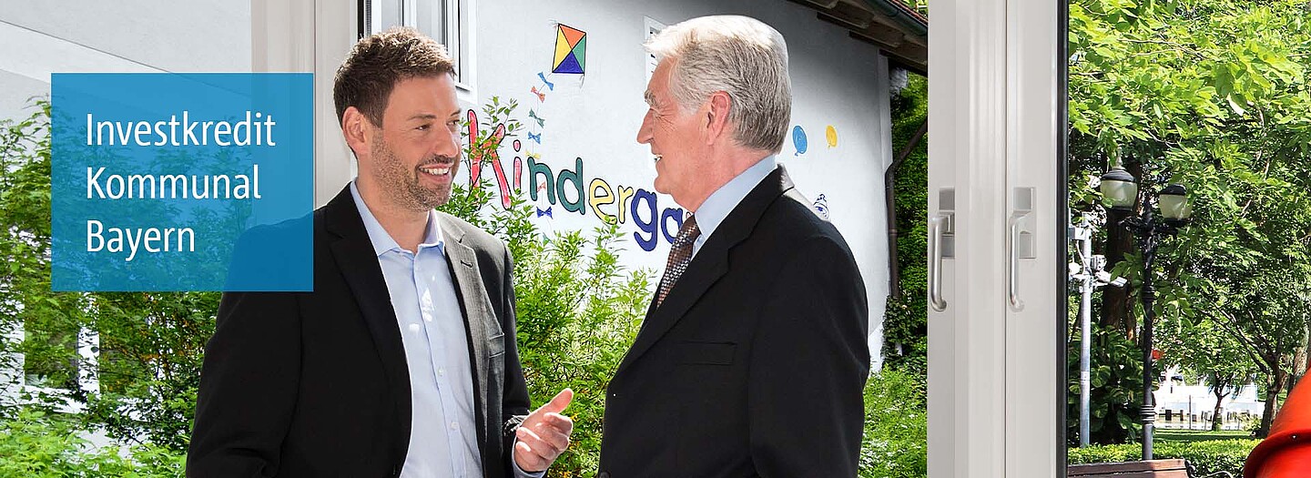 Investkredit Kommunal Bayern der BayernLabo Beratung eines kommunalen Entscheidungsträgers zu Investkredit der BayernLabo vor Kindergarten.