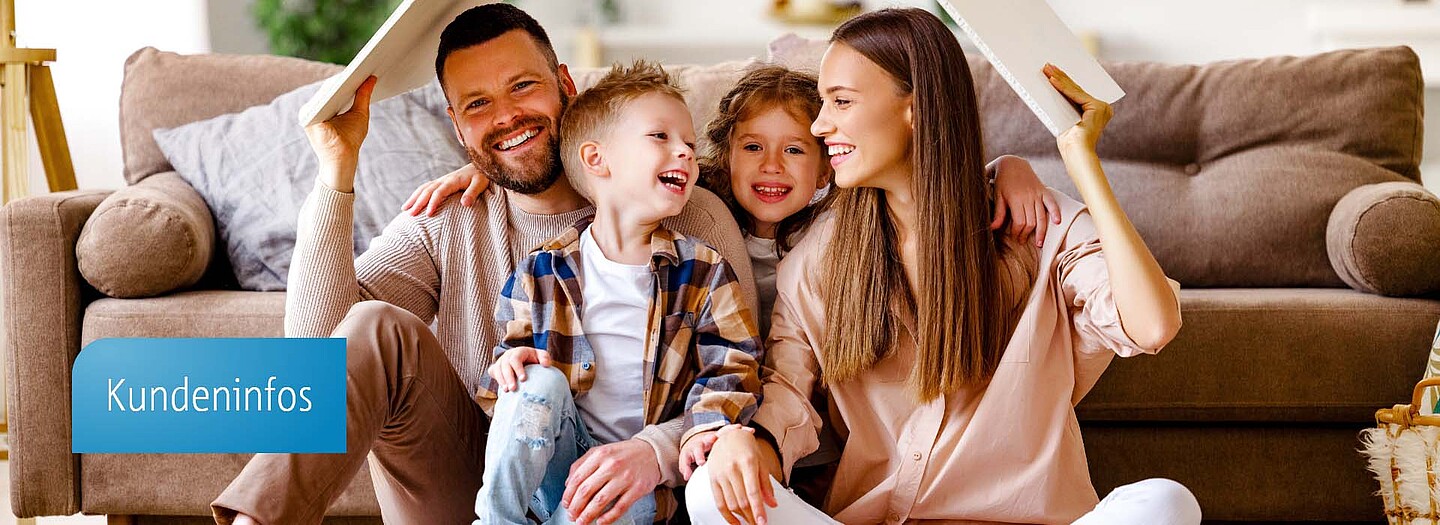 Familie erhält Informationen zur Baufinanzierung durch die BayernLabo.