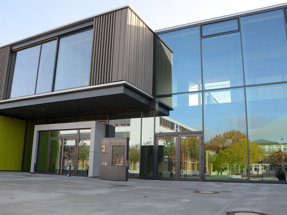 BayernLabo Kommunalfinanzierer | Gemeinsam mit der KfW-Bank wurde der Neubau des hoch-energieeffizienten Schulgebäudes an der Krenmoosstraße in Karlsfeld mit 25 Mio. Darlehensvolumen durch klassische Kommunalkredite und kommunale Förderkredite der BayernLabo finanziert. (Copyright Bild: BayernLabo)
